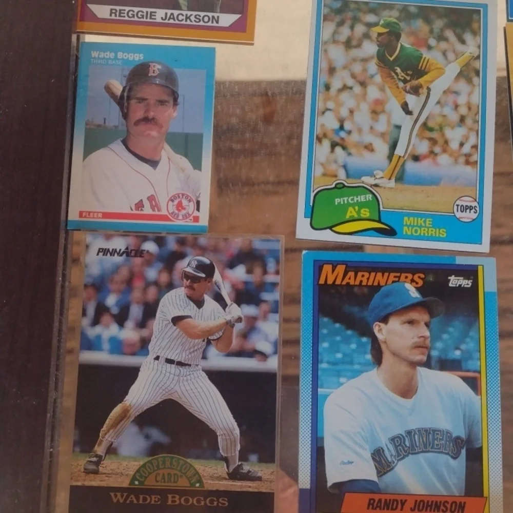 Assorted Baseball Trading Cards Collection - Picture 5 of 7